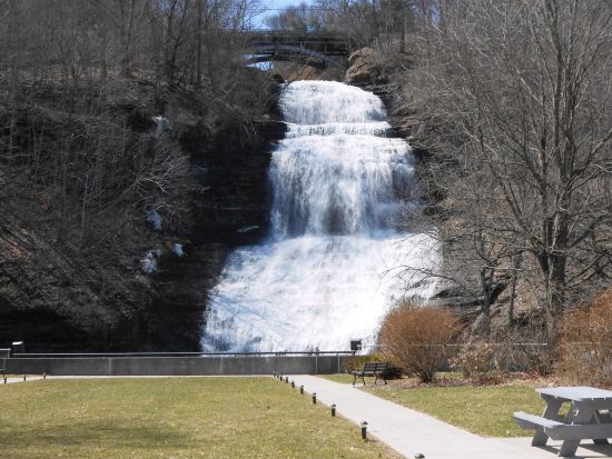 ナイアガラの滝1泊2日観光ツアー　ライトアップされた滝を観賞！アウトレットモール立ち寄りあり ＜1名から催行／日本語アシスタント／環境保全への寄付＞