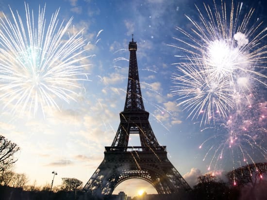 年7月14日 パリ祭限定 セーヌ川ディナークルーズ バトーパリジャン 3コースディナー 現地集合 解散 フランス パリ 旅行の観光 オプショナルツアー予約 Veltra ベルトラ