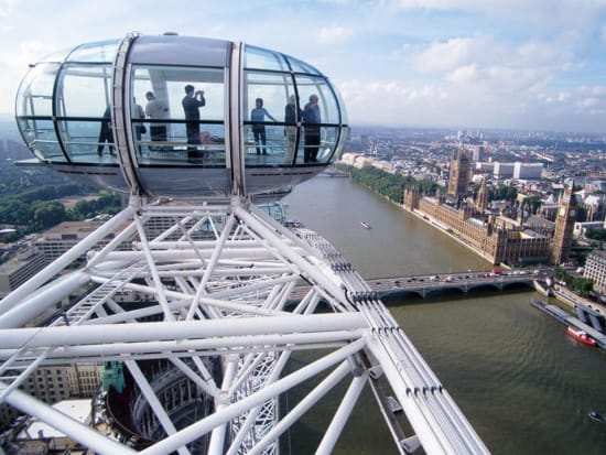 Tourists in London Eye