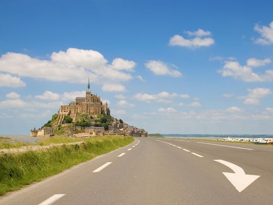 France_Normandy_Mont_Saint_Michel_Rocky_Road_shutterstock_31747951