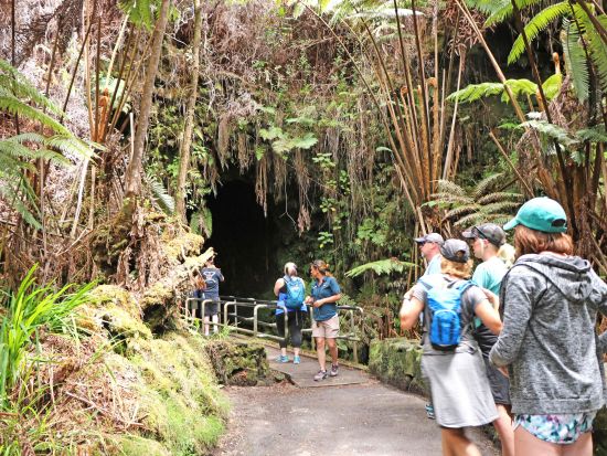 ハワイ島日帰りツアー　キラウエア火山国立公園＆自然を感じられる2つの滝へ ＜往復航空券付き／昼食付き／英語ガイド＞