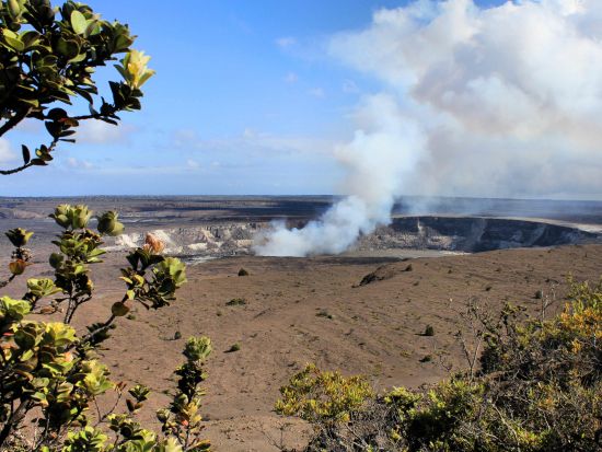 ハワイ島日帰りツアー　キラウエア火山国立公園＆自然を感じられる2つの滝へ ＜往復航空券付き／昼食付き／英語ガイド＞
