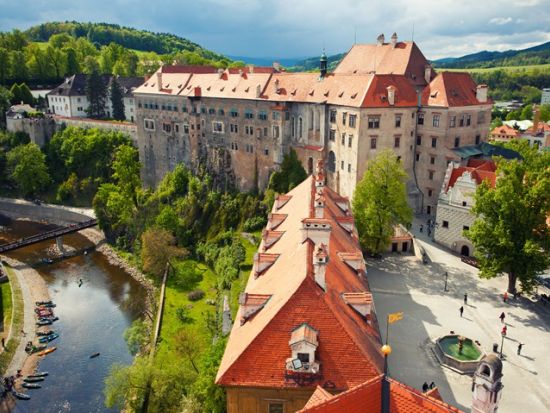 世界遺産チェスキークルムロフ＆フルボカー城 1日観光ツアー＜貸切／日本語／プラハ発＞