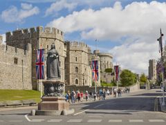 UK_Windsor_Castle_Queen_Victoria_Statue_shutterstock_315808076 (1)