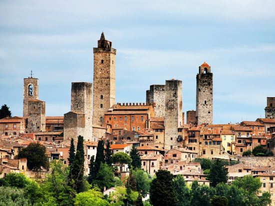 トスカーナ州　シエナ＋サン・ジミニャーノ＋キャンティワイナリー訪問＜モンテリッジョーニ訪問プランあり／昼食＆ワイン試飲付／英語／フィレンツェ発着＞