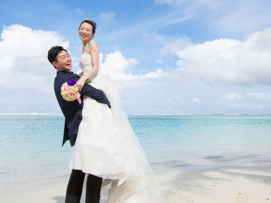 グアム　チャペル＆ビーチフォトパッケージ　ブルーアステール （ドレス＆タキシード・メイク・チャペル内・外、ビーチ撮影）