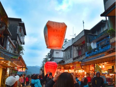 夜の九份・十分（天燈上げ）ツアー　フォトジェニックな阿妹茶樓を眺めるスポットへ！台湾茶セット付き＊京鼎樓昼食付きプランあり＜午後／日本語ガイド／夜市解散可＞