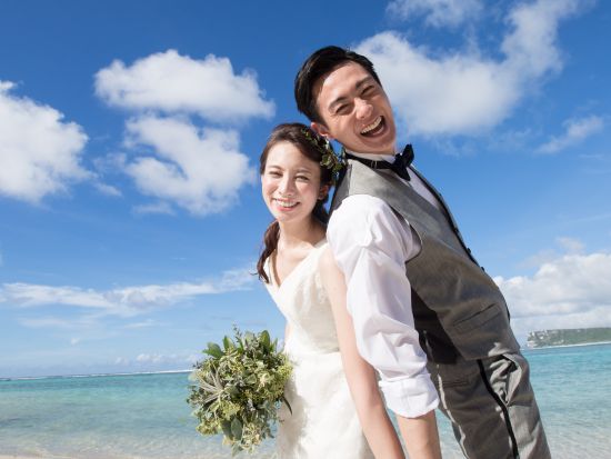 グアム　憧れのビーチフォトパッケージ　最高の笑顔を写真に！（ドレス＆タキシード・メイク・ビーチ撮影）