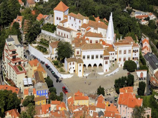 世界遺産シントラ＆ペーナ宮殿　半日観光ツアー ＜貸切／英語ドライバーガイド／リスボン発＞