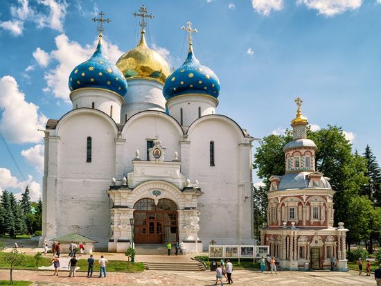 Russia_Sergius Lavra_AssumptionCathedral_inTrinityshutterstock_368266568