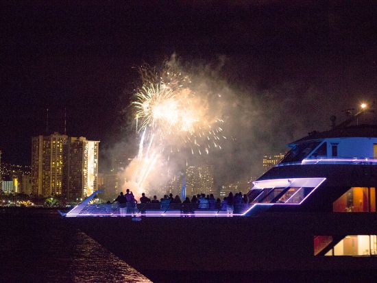 花火鑑賞クルーズ　マジェスティック号 　船上からワイキキの夜景と花火を満喫　ウエルカムドリンク1杯付き＜金曜日限定／アロハタワー・マーケットプレイス発＞
