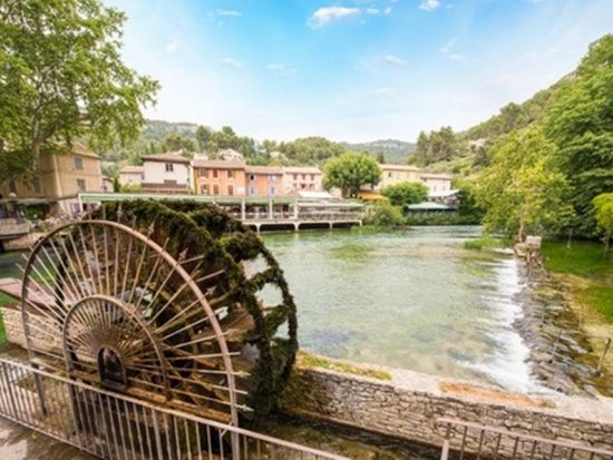 リュベロン地方 4つの村めぐり 1日観光ツアー　ゴルド＆ルシヨン＆景勝地フォンテーヌ・ド・ヴォークリューズ ＜日本語または英語ガイド／アヴィニョン発＞