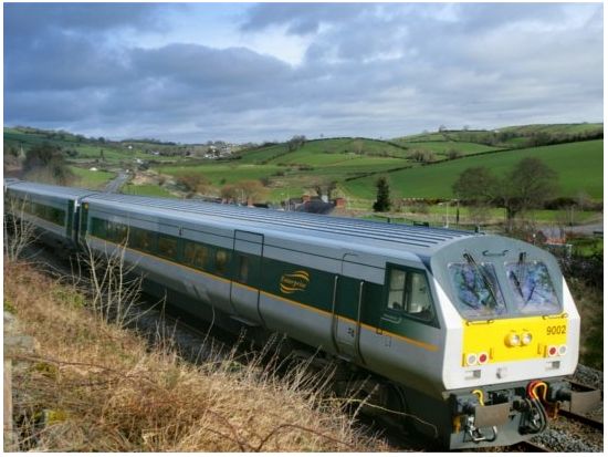 世界遺産ジャイアンツ・コーズウェイ 1泊2日観光ツアー　乗り降り自由バス＆タイタニック博物館チケット付き ＜ベルファスト宿泊／列車利用／英語ガイド／ダブリン発＞