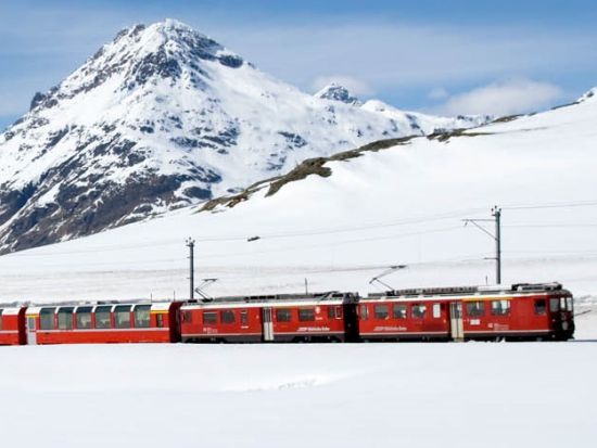 ベルニナ普通列車で行く！スイス日帰りツアー　ガイド付きで安心！窓をオープンできるベルニナ線で行くのんびり鉄道旅＜英語ガイド／ミラノ発＞