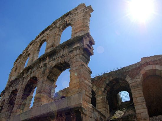 恋愛成就のパワースポット！恋人たちの聖地ヴェローナ＆湖水地方ガルダ湖 1日観光ツアー＜英語／ミラノ発＞