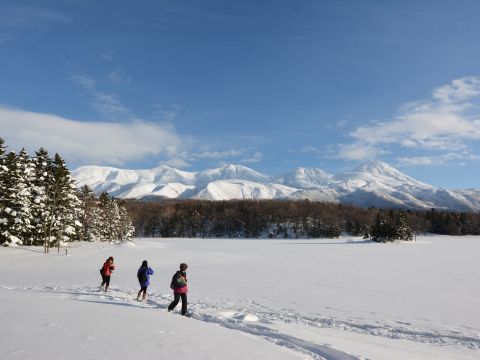 知床五湖スノーシュー  認定ガイドとだけ行ける！湖面の上を歩く冬限定コース 真っ白な知床連山に感動＜4.5時間／1～3月／ウトロ地区送迎付／斜里町＞