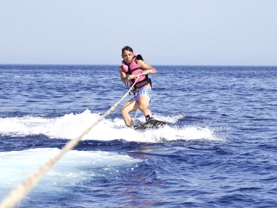 ウェイクボード体験　スピードボードにつかまって水上をスリリングに滑る！12歳から参加OK＜マウナルア湾＞