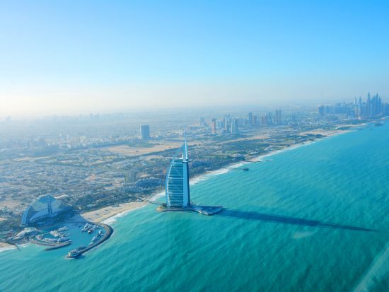 【貸切】CM気分でドバイの絶景を空から独り占め！ヘリコプター貸切遊覧飛行ツアー＜ドバイ発＞ *ヘリ1機あたり料金(5名まで）