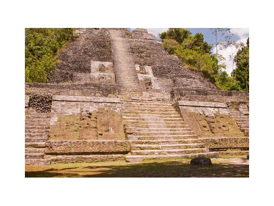 密林に眠るラマナイ遺跡観光ツアー＜リバークルーズ付／日本語または英語ガイド／ベリーズシティ発＞