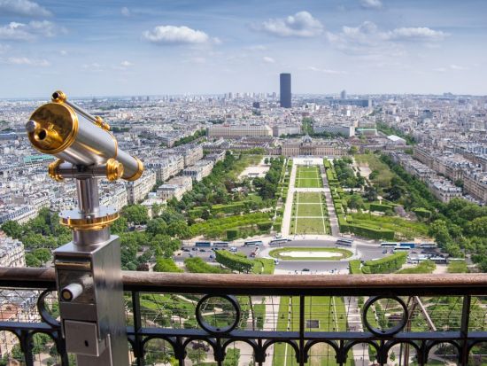 エッフェル塔入場見学ツアー　第2展望台まで階段で上る特別体験！頂上行きエレベーター付プランも ＜英語ガイド＞by City Wonders