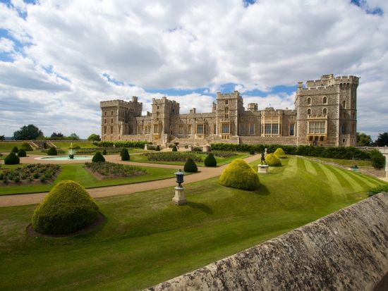 【空港送迎】 ロンドン市内 ⇒ ヒースロー空港　ウィンザー観光付き ＜貸切／日本語アシスタント＞