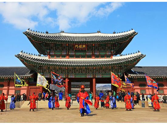 ソウル市内観光ツアー　景福宮＋守門将交代式＋北村＋青瓦台＋ソウルスカイ展望台＋コエックス・ビョルマダン図書館でたっぷり自由時間あり＜1日／日本語ガイド＞