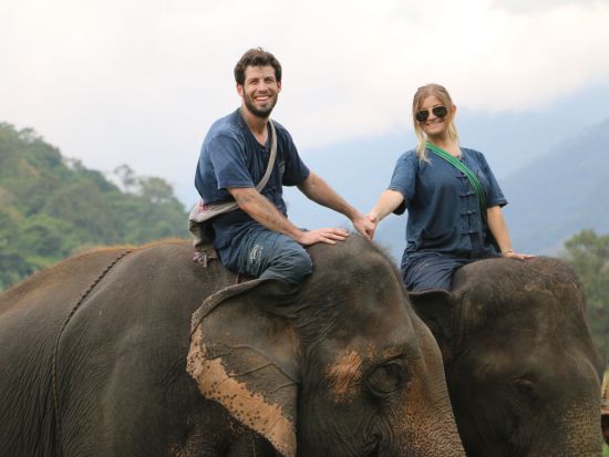 象使い体験ツアー 1人につき1頭の象を担当！象乗り＋水浴び＋餌やりなど象との触れ合いを楽しむ　嬉しい写真データ付き＜送迎／日本語ガイド選択可／昼食＞