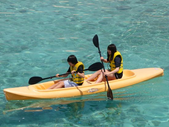 カヤッククルージング　景勝地で有名な「万座毛」の絶景を海からの眺める贅沢なツアー＜3歳から／グリーンフィンズ認定店／恩納村＞by 恩納海浜公園ナビービーチ