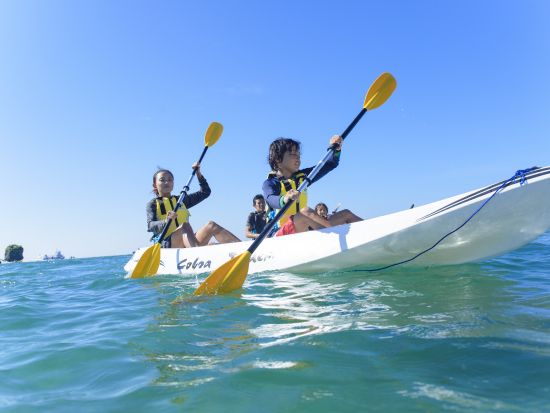 カヤッククルージング　景勝地で有名な「万座毛」の絶景を海からの眺める贅沢なツアー＜3歳から／グリーンフィンズ認定店／恩納村＞by 恩納海浜公園ナビービーチ