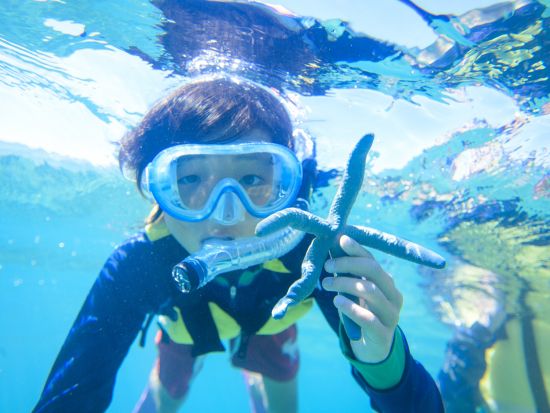 シュノーケルポイントまでバナナボートでライディング！万座毛を海から楽しめるシュノーケルツアー＜3歳～／グリーンフィンズ認定店／恩納村＞