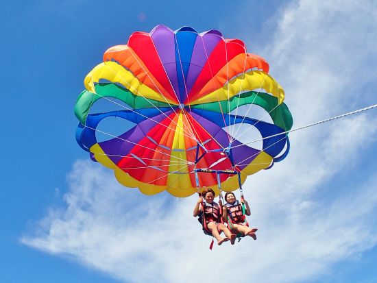 パラセーリング　白い砂浜の続く喜瀬ビーチを離れ美ら海の上空へ！タオル・温水シャワー・更衣室完備で快適＜7〜9月／名護市発＞