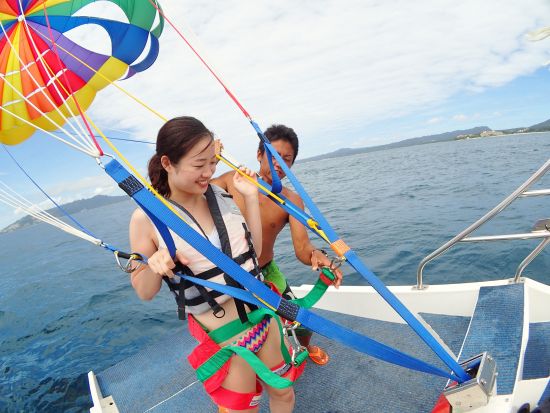 パラセーリング　白い砂浜の続く喜瀬ビーチを離れ美ら海の上空へ！タオル・温水シャワー・更衣室完備で快適＜7〜9月／名護市発＞
