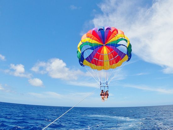パラセーリング　白い砂浜の続く喜瀬ビーチを離れ美ら海の上空へ！タオル・温水シャワー・更衣室完備で快適＜7〜9月／名護市発＞