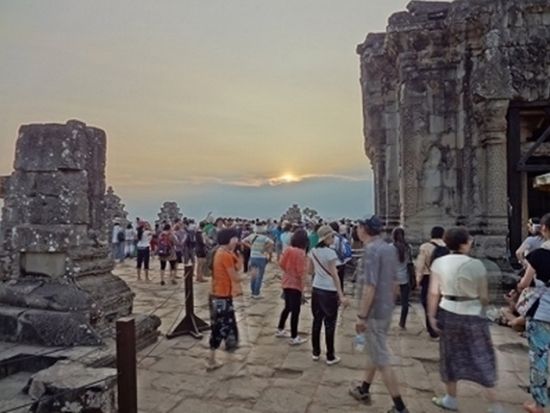 【混載】アンコールワット＋トム2大遺跡巡りツアー プノンバケンから夕日鑑賞＜1日／クメールランチ／日本語ガイド＞