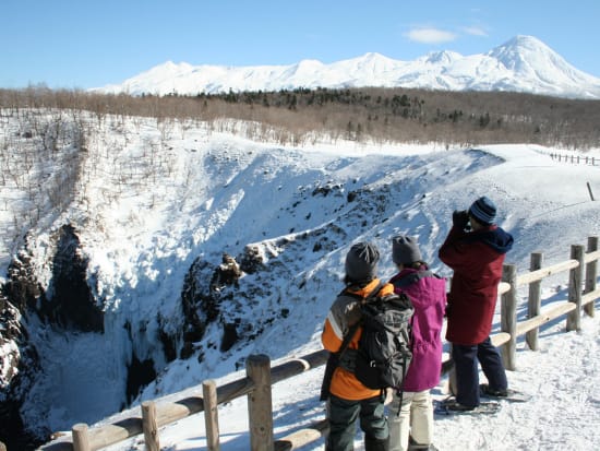 フレぺの滝 スノーシュー 手軽に楽しむ2時間コース♪ アイスブルーに凍った知床フレペの滝へ！＜1～3月／ウトロ地区送迎付／斜里町＞by知床ネイチャーオフィス