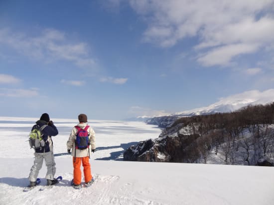 原生林スノーシュー 流氷原＆知床半島の絶景を目指そう！クマゲラやエゾシカにも会える!?＜3時間／1～3月／ウトロ地区送迎付／斜里町＞by知床ネイチャーオフィス