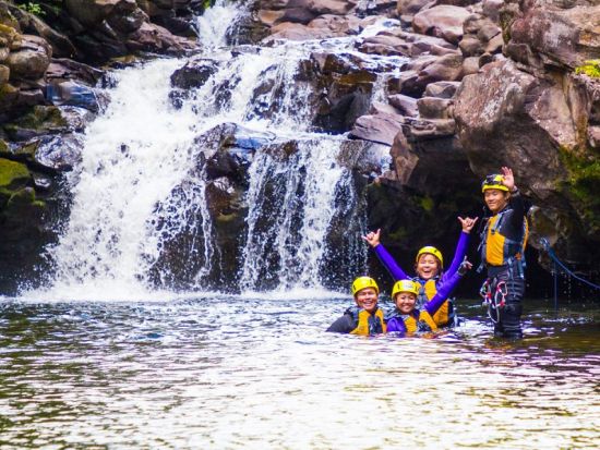 ハワイ島 ウマウマ滝で泳ぐ！カヤック・SUP(スタンドアップパドル)・飛び込みなど遊び放題！最大4名の少人数でご案内 昼食付き＜英語インストラクター＞