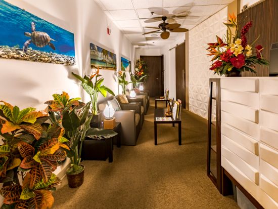 ロミロミマッサージ by リフレハワイ　ボディと足裏全体を心地よくもみほぐすオイルマッサージ ＜Tギャラリア（免税店）付近＞