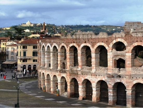 列車で行く ヴェローナ日帰りツアー ＜貸切／日本語アシスタント＞