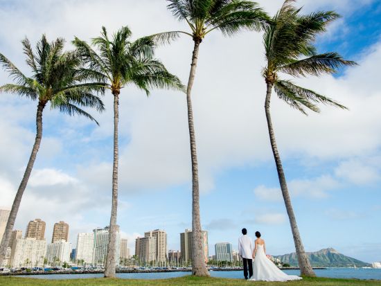 ハワイ　ビーチフォト　豊富なドレスラインナップが魅力！ドレス選び放題プランやカップル送迎リムジンアップグレードのオプションあり（撮影・衣裳・メイク）