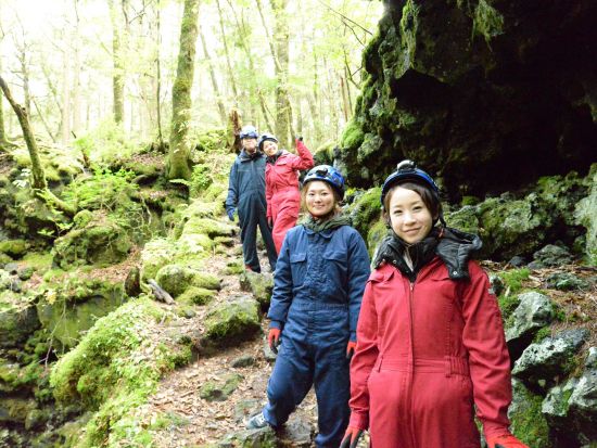 青木ヶ原樹海半日トレッキングツアー 幻想的な樹海散策と氷の世界が広がる富士山麓の溶岩洞窟探検！＜午前・午後／河口湖駅・河口湖ホテル送迎／富士河口湖町＞