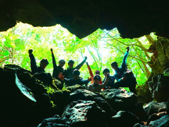 青木ヶ原樹海半日トレッキングツアー 幻想的な樹海散策と氷の世界が広がる富士山麓の溶岩洞窟探検！＜午前・午後／河口湖駅・河口湖ホテル送迎／富士河口湖町＞