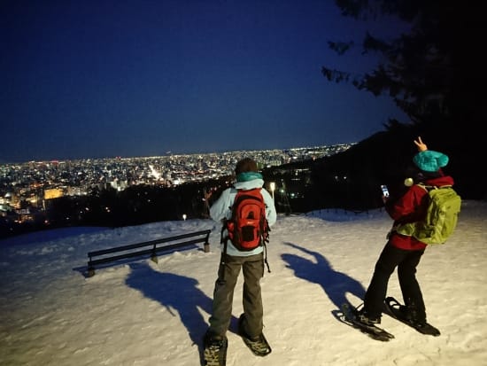 ナイトスノーシューツアー 旭山公園2時間コース 日本三大夜景の森を歩く！防寒具4点セットレンタルプランあり＜12～3月／札幌中心部送迎付＞