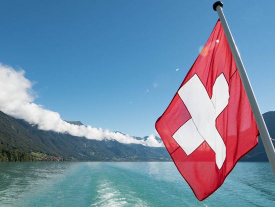 グリーントレインで行く！スイス日帰りツアー　インターラーケンでのフリータイム＆トゥーン湖クルーズ付き＜3月～11月／英語ガイド／ミラノ発＞