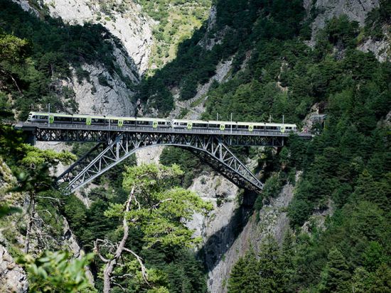 グリーントレインで行く！スイス日帰りツアー　インターラーケンでのフリータイム＆トゥーン湖クルーズ付き＜3月～11月／英語ガイド／ミラノ発＞