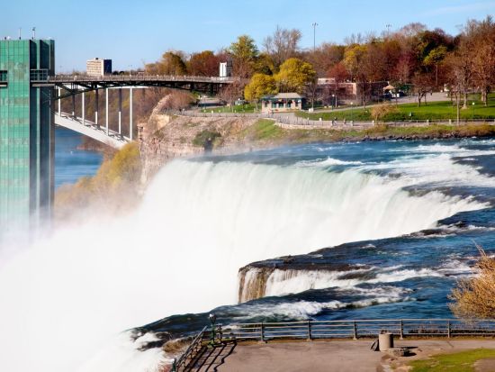 ナイアガラの滝日帰り観光ツアー　季節ごとのアクティビティも楽しめる ＜英語ガイド／往復バス利用＞