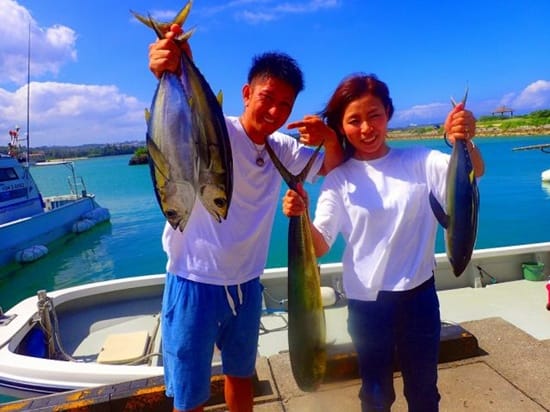 沖釣り体験 船一隻貸切＆海人サポートで女性・お子様も楽しい大物狙いのトローリングツアー！釣ったお魚実食プランあり＜シャワー・ロッカーなど設備充実／恩納村発＞  | 沖縄本島の観光・オプショナルツアー専門 VELTRA(ベルトラ)