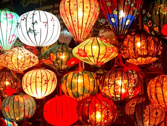夜のホイアン散策＋手漕ぎボートで灯籠流し体験　自由時間付きプランあり＜夕方～夜／夕食付き／日本語ガイド／空港送迎可＞