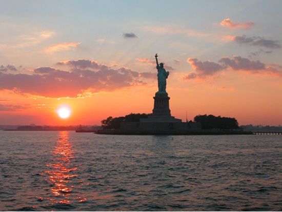 ニューヨーク遊覧サンセット＆ナイトクルーズ　ロウアーマンハッタンをゆったり観賞　ミッドタウンウェスト ピア83集合・解散 ＜2時間＞*当日予約OK