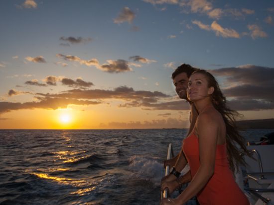 ナ・パリ・コースト　サンセットディナークルーズ 運がよければイルカに会えるかも！＜夕食・飲み放題付き／英語ガイド／エレエレ地区＞